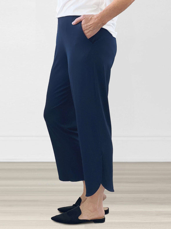 Close up of the side of Miik's Akira tulip hem capri pant in navy #color_navy