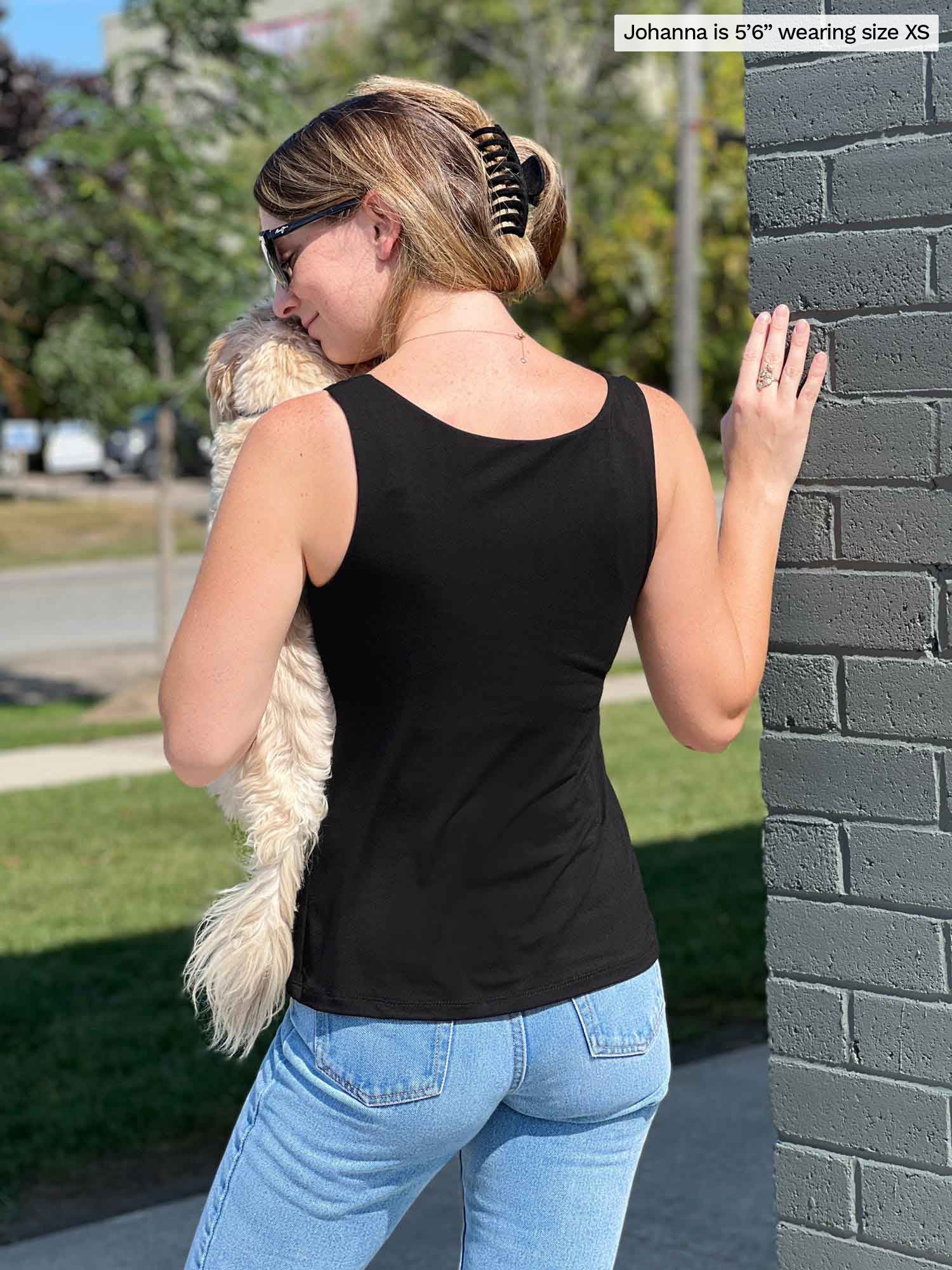 Miik model Johanna (5’6”, xsmall) standing with her back towards the camera showing the back of Miik&