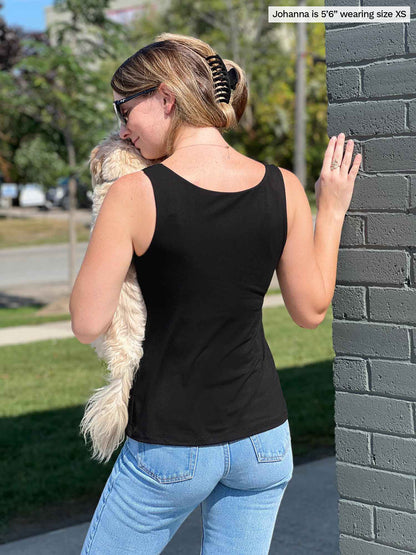 Miik model Johanna (5’6”, xsmall) standing with her back towards the camera showing the back of Miik&