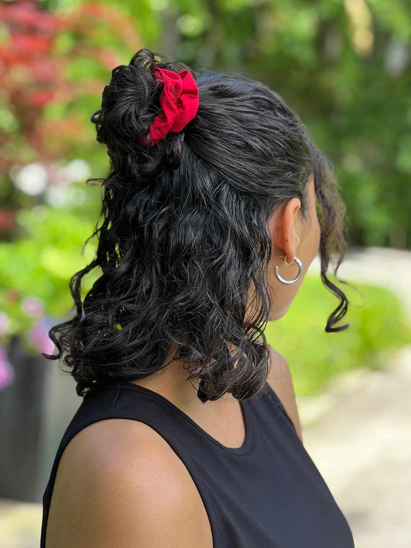 Miik model wearing Miik's Anvi hair scrunchie set in poppy red #color_poppy-red