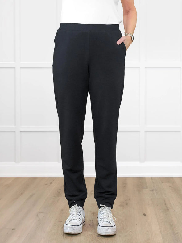 A close up image of the Miik's Cameron luxe fleece jogger with pockets in black #color_black