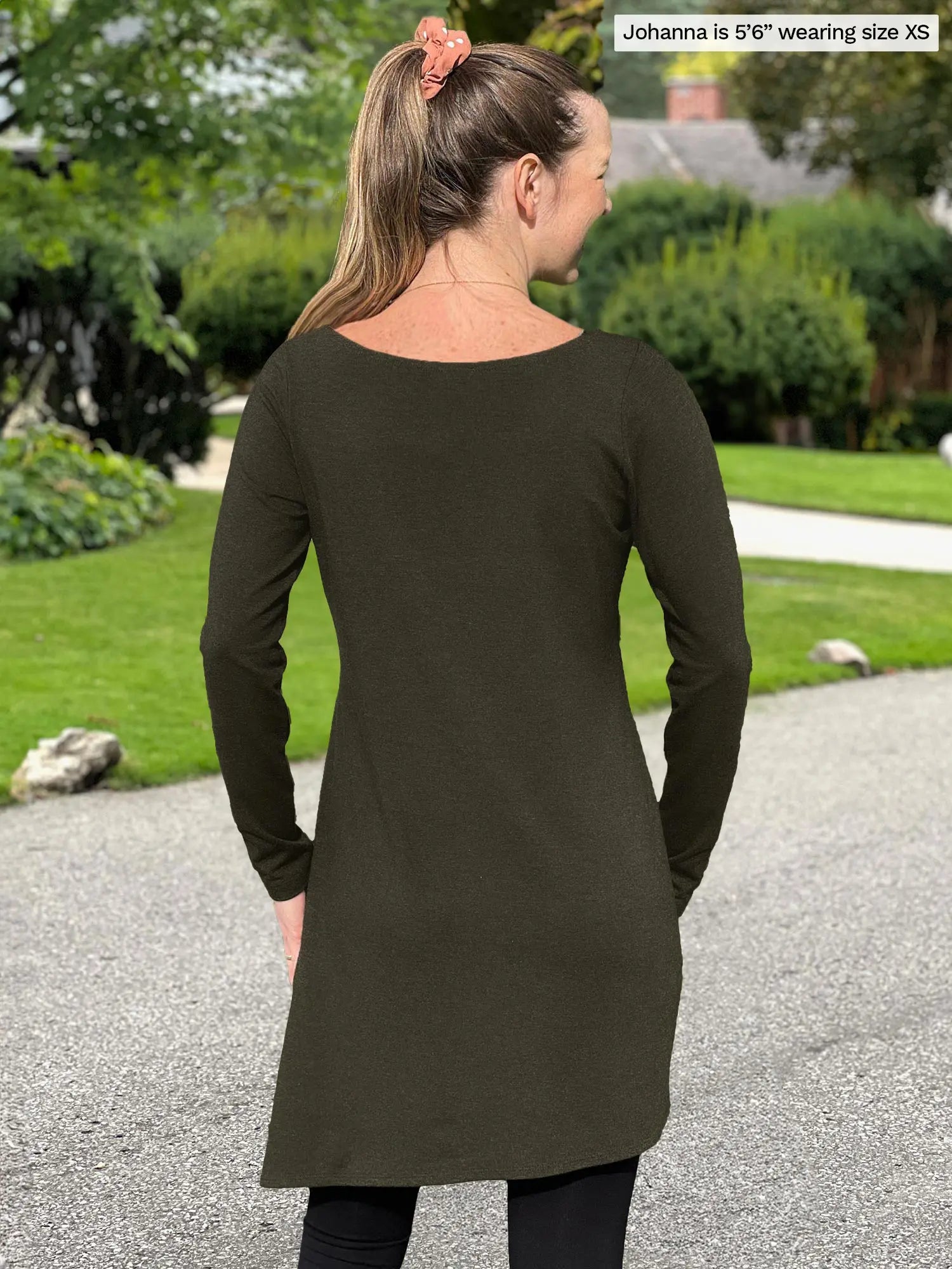 Miik model Johanna (5’6”, xsmall) standing with her back towards the camera showing the back of Miik&