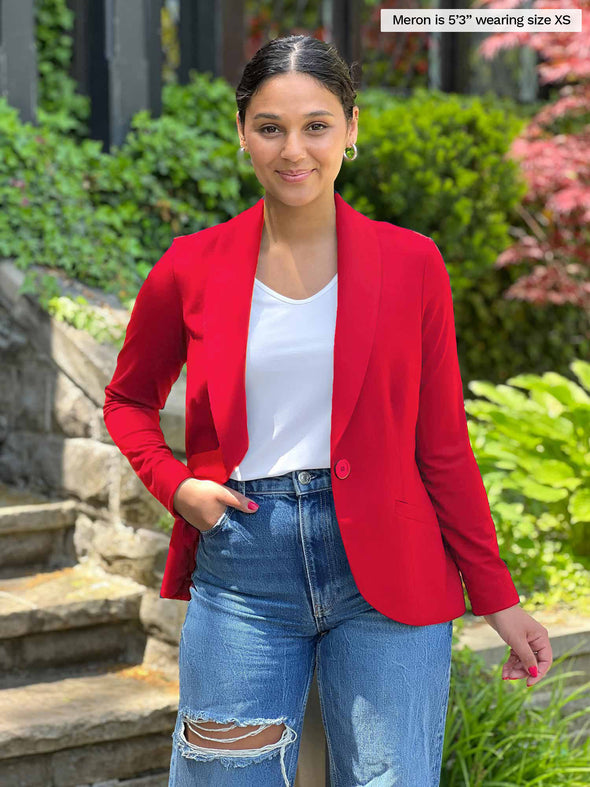 Miik model Meron (5'2", xsmall) wearing a casual outfit: a ripped jeans with a white tee and Miik's Emily soft blazer in poppy red 