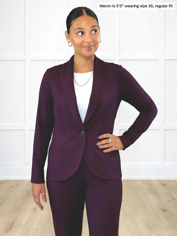 Miik model Meron (5'3", xsmall) wearing Miik's Emily soft blazer in port, regular fit, with a pant in the same colour and a white tank #color_port