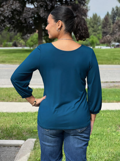 Miik model Meron (5’3”, xsmall) standing with her back towards the camera showing the back of Miik&