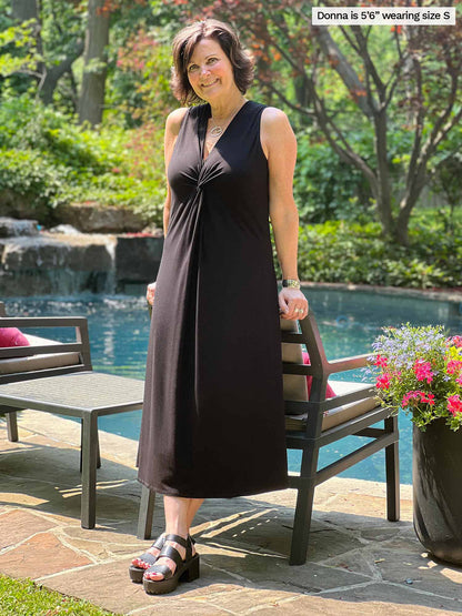 Miik founder Donna (five feet six, small) leaning against to a outdoor chair in front of a pool wearing Miik&