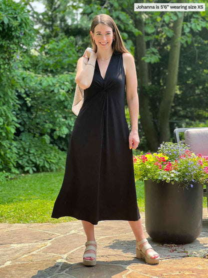 Miik model Johanna (five feet six, xsmall) standing on a backyard smiling wearing Miik&