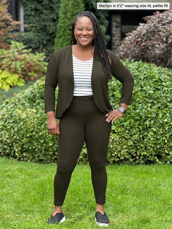 Miik model marilyn (5'2", medium) wearing Miik's Lisa2 high waisted legging in olive, petite fit, with a cropped cardigan in the same colour and a striped tank #color_olive 