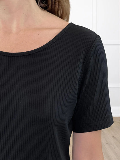 A close up image of the neckline Miik&