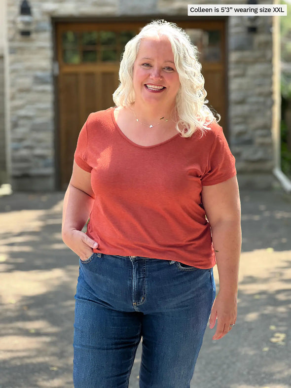 Miik model Colleen (5'3", xxlarge) smiling wearing Miik's Marianna reversible classic tee in paprika melange with jeans 
#color_paprika-melange 