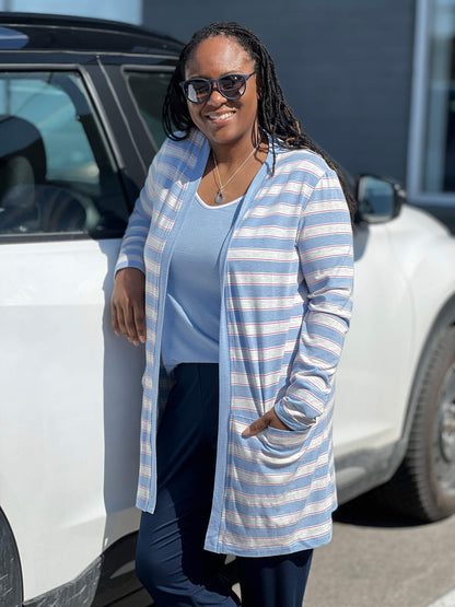 Woman standing next to a car wearing Miik&