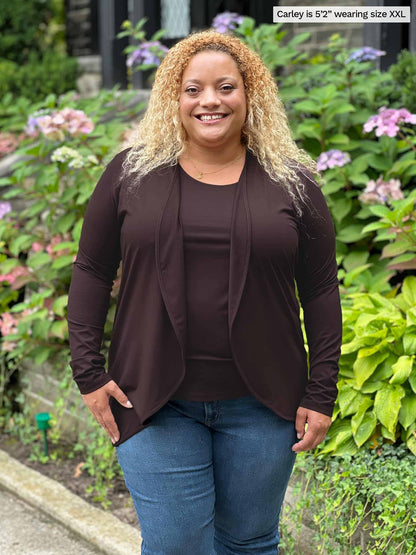 Miik model Carley (size XXL) wearing Shandra reversible tank top in dark chocolate with a matching cardigan. 