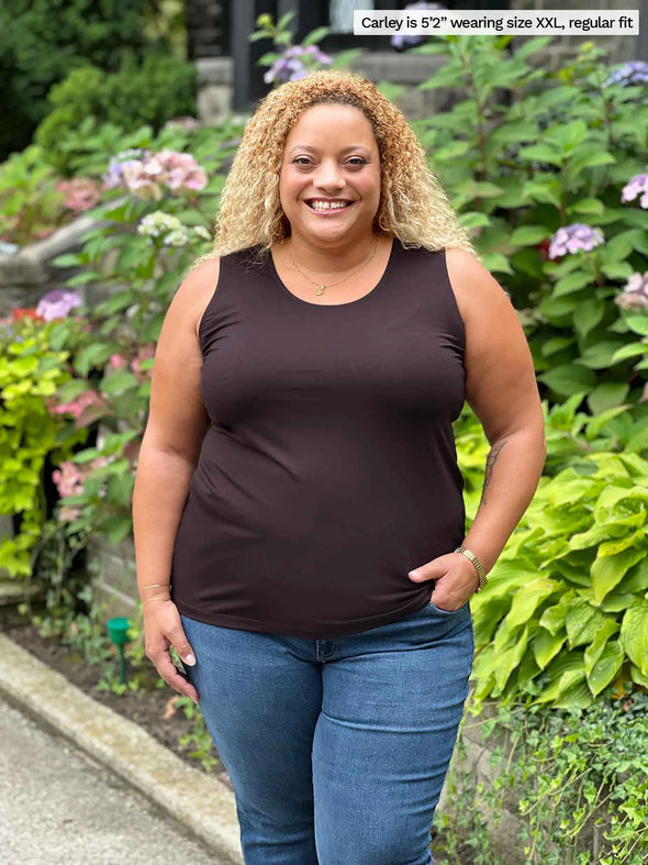 Miik model Carley (size XXL) wearing Shandra reversible tank top in dark chocolate with the scoop neck to the front.
#color_dark-chocolate 