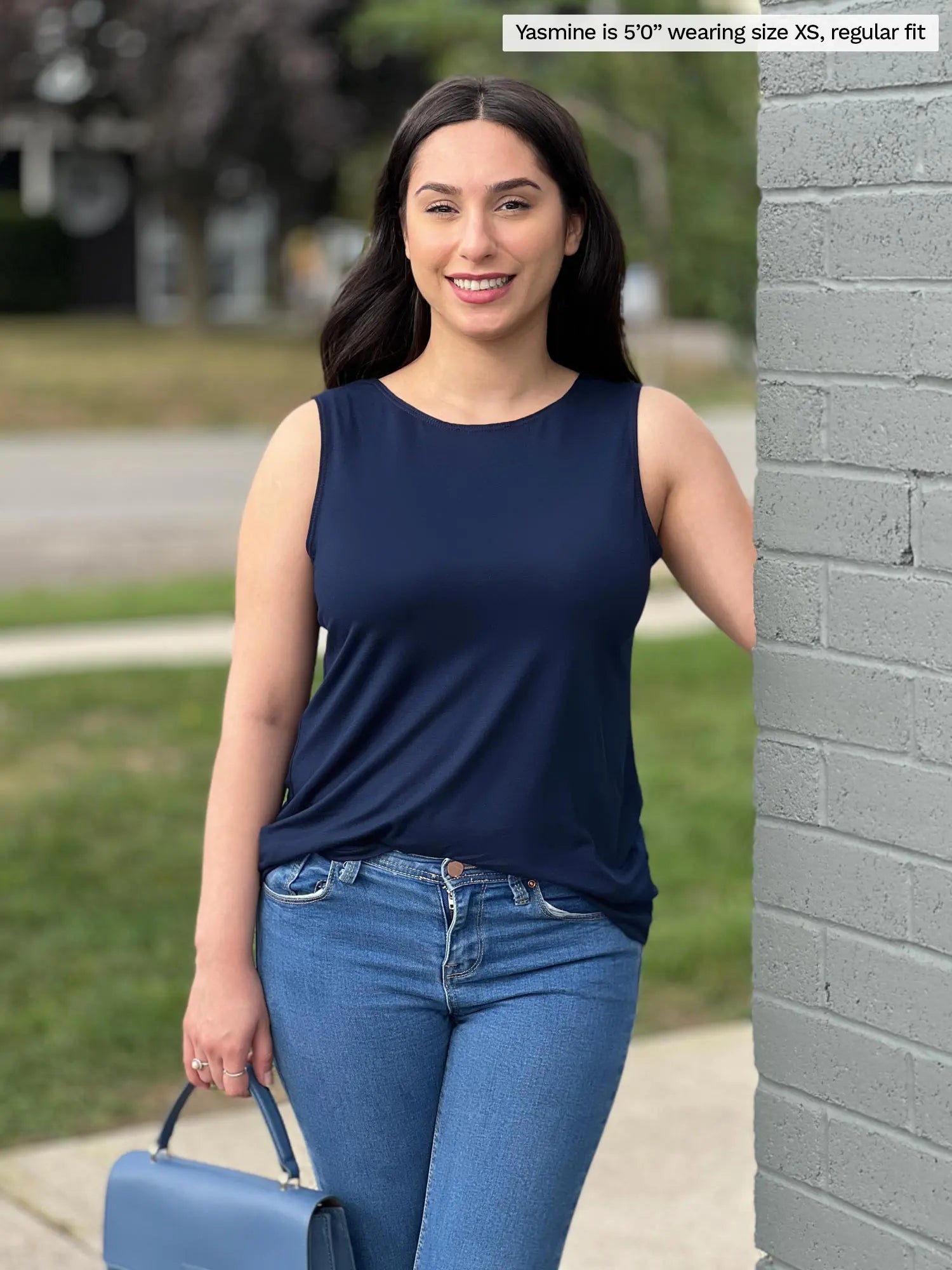 Woman standing next to a building wearing Miik&