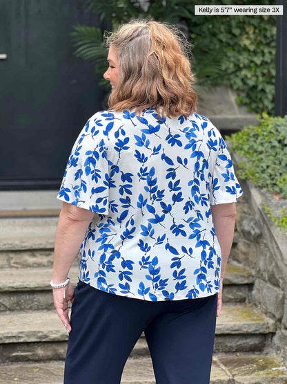 Miik model plus size Kelly (5’7”, 3x) standing with her back towards the camera showing the back of Miik&