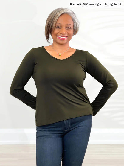 Miik model Keethai (size M) is wearing the Shannon reversible long sleeve tee in olive green with dark wash jeans. 