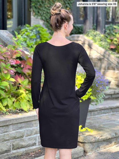 Miik model Johanna (5’6”, xsmall) standing with her back towards the camera showing the back of Miik&