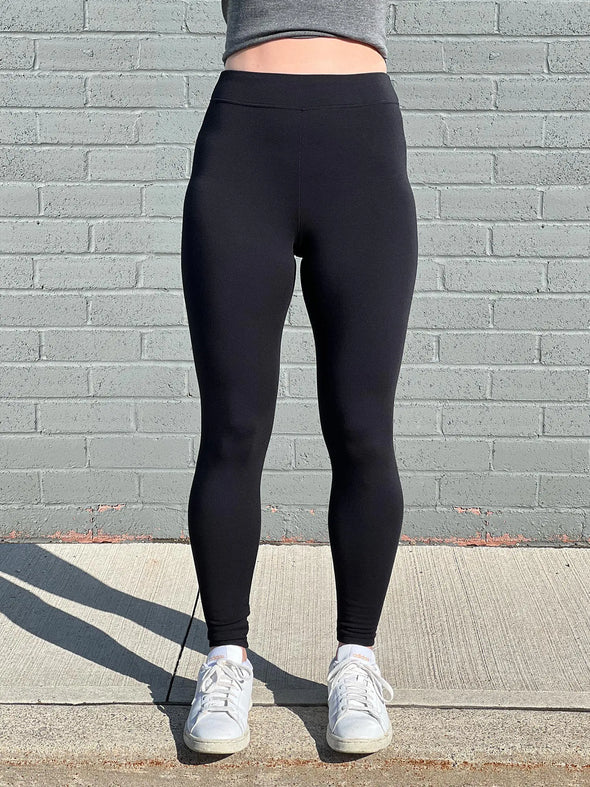 A closeup image of Miik's Tinsley mid-rise fleece legging in black #color_black