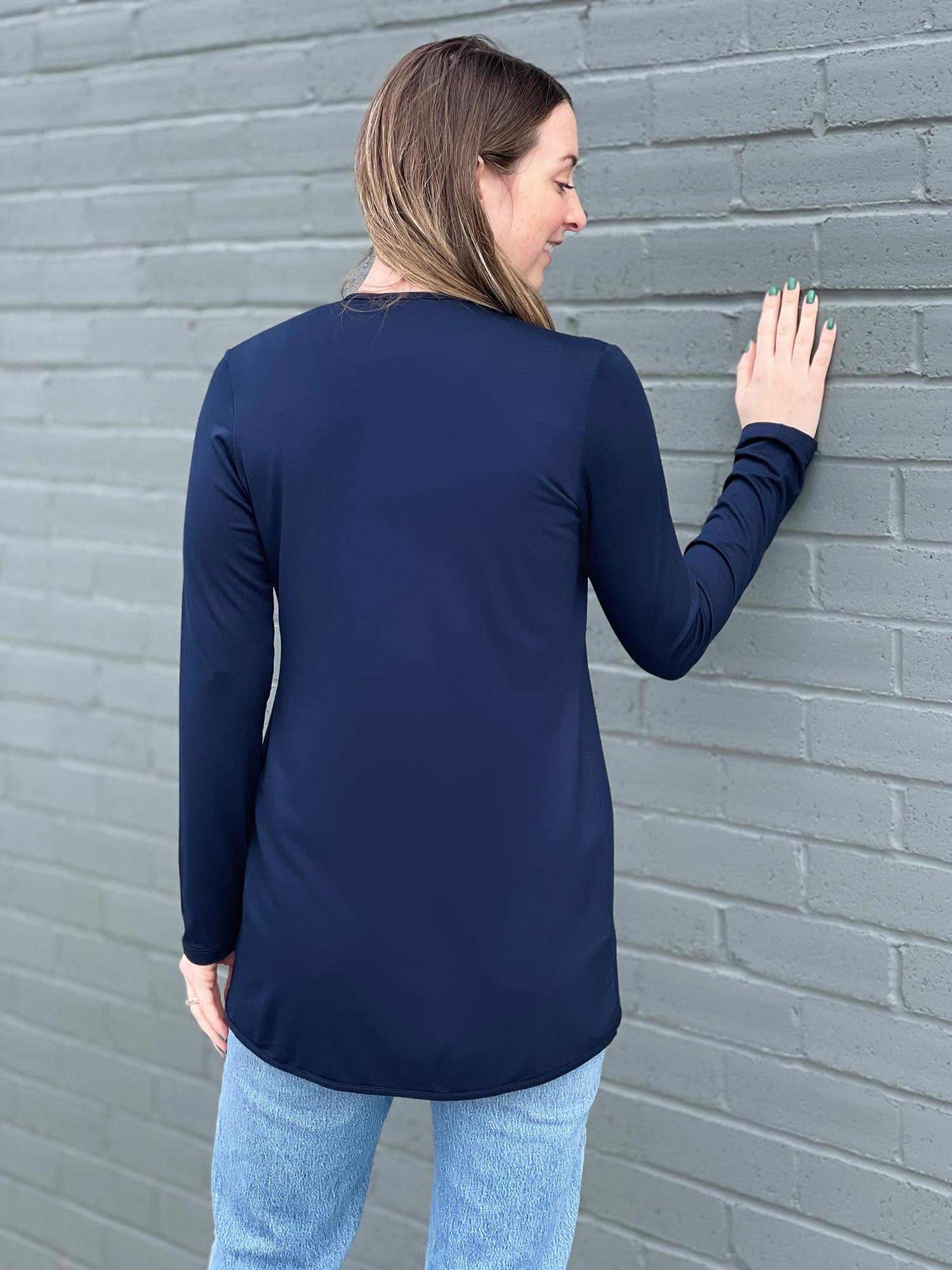 Miik model Johanna (5’6”, xsmall) standing with her back towards the camera showing the back of Miik&